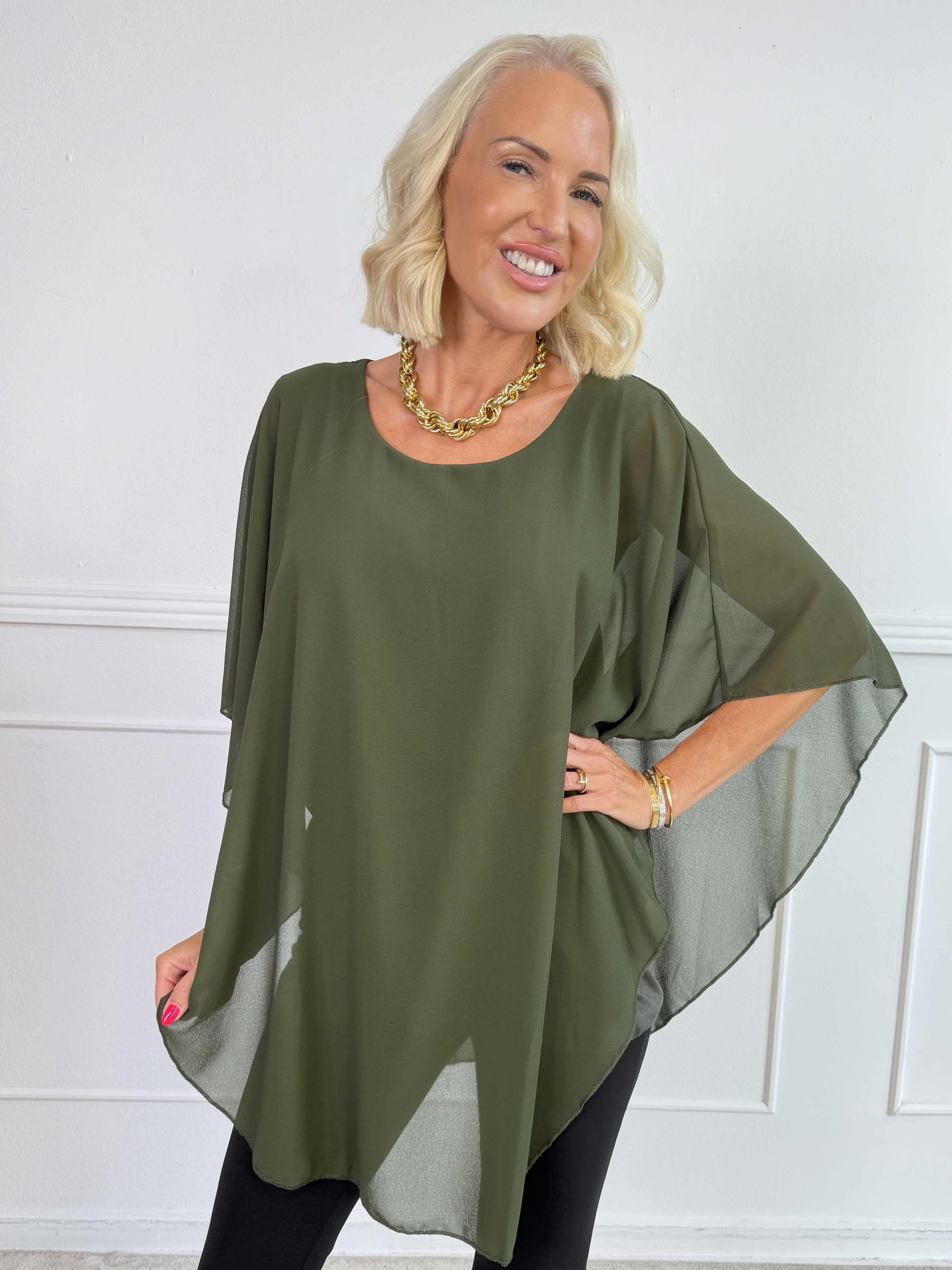Kenya Shirt - Elegant bluse med let chiffonlag og rund udskæring